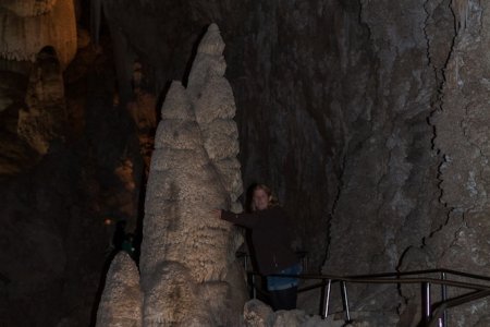 Syl bij een stalagmiet, onder een stalactiet